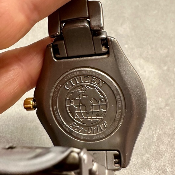 Citizen Eco Drive men’s size watch Titanium Solar-Tech 180 - WR 200 - Picture 8 of 10